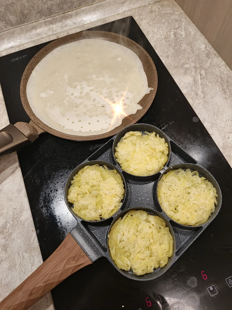 Сковорода с отсеками с яйцами, зеленью и кусочками колбасы